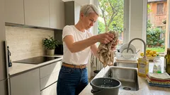 Ogni quanto lavare gli strofinacci: la regola semplice per un’igiene in cucina davvero efficace