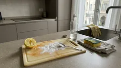 Come sbiancare il tagliere di plastica ingiallito con bicarbonato e limone