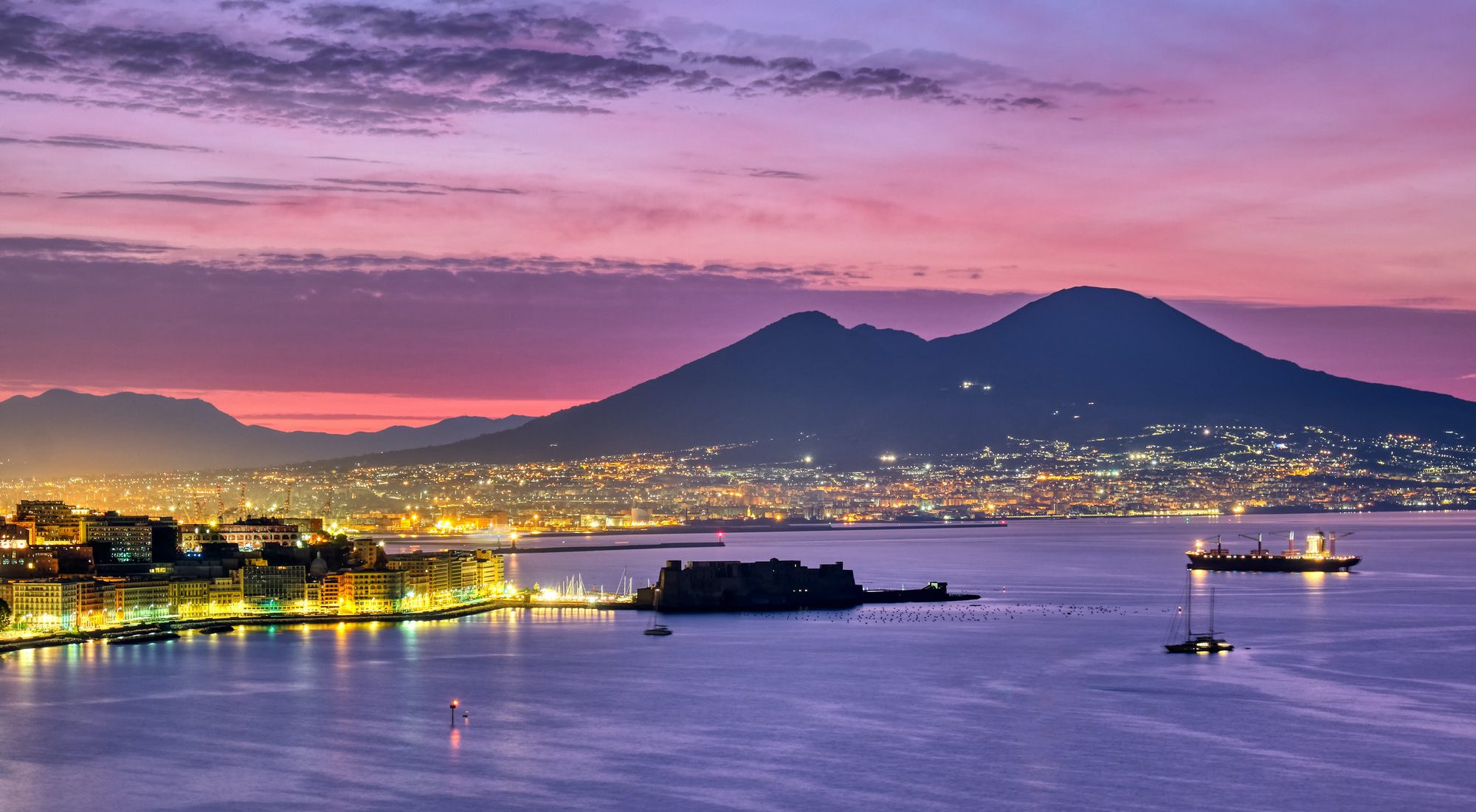 Il Vesuvio e il Golfo di Napoli in una visuale notturna